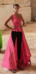 Abito due pezzi pantalone maestri monospalla fucsia con coda dietro fiocco davanti sblusato - immagine 5