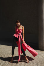 Abito due pezzi pantalone maestri monospalla fucsia con coda dietro fiocco davanti sblusato