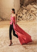 Abito due pezzi pantalone maestri monospalla fucsia con coda dietro fiocco davanti sblusato - immagine 4