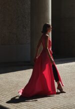 Abito due pezzi pantalone maestri monospalla fucsia con coda dietro fiocco davanti sblusato - immagine 2