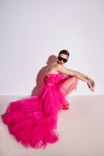 Abito fucsia allure evening tutto in tulle corto avanti e lungo dietro scollato - immagine 2