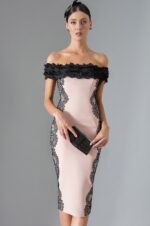 Tubino rosa maestri con scollo omerale nero decorato a riccietti vestito aderente con pizzo nero ai lati