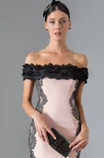 Tubino rosa maestri con scollo omerale nero decorato a riccietti vestito aderente con pizzo nero ai lati - immagine 2