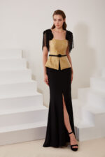 Abito due pezzi maestri haute couture corpetto dorato con spalle gioiello e gonnellone nero