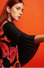 Abito corto a manica lunga twins fantasy tutto nero con fantasia fucsia con manica lunga con finale a campana plissettato - immagine 2