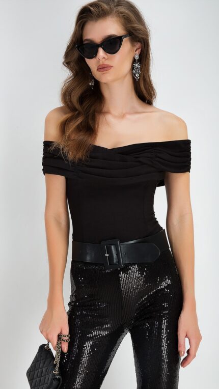 Top maglia allure evening nero aderente con scollo omerale elegante