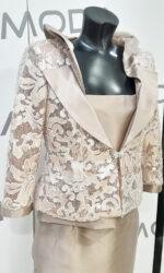 Abito sartoriale color oro con pizzo paillettato giacca gonna al ginocchio e canotta mamma sposo elegante - immagine 2