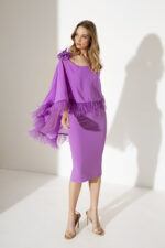 Abito a tubino con parte sopra morbida Allure Evening purple fucsia con decorazione piume e fiore