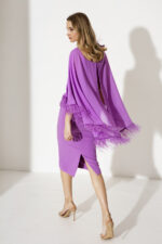 Abito a tubino con parte sopra morbida Allure Evening purple fucsia con decorazione piume e fiore - immagine 2