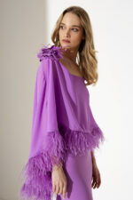 Abito a tubino con parte sopra morbida Allure Evening purple fucsia con decorazione piume e fiore - immagine 3