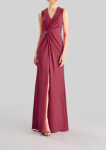 Abito morbido Pronovias The Party Edit bordeaux con gioiello in vita e collo stile smoking
