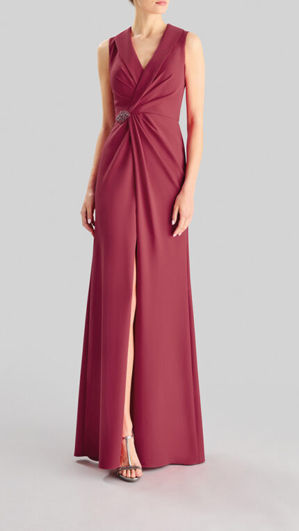 Abito morbido Pronovias The Party Edit bordeaux con gioiello in vita e collo stile smoking