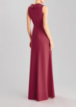 Abito morbido Pronovias The Party Edit bordeaux con gioiello in vita e collo stile smoking - immagine 2