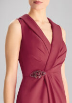 Abito morbido Pronovias The Party Edit bordeaux con gioiello in vita e collo stile smoking - immagine 3