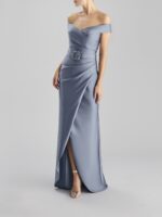 Abito con cintura decorata Pronovias The Party Edit Taupe e burgundy con spacco morbido omerale