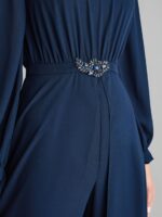 Abito tuta con pannello Pronovias The Party Edit accollato morbido con gioiello su pannello rimovibile blu, fucsia e rosso - immagine 6