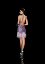 Abito lilla 18 Celebrity Impero corto interamente ricoperto di cristalli con minigonna fondo piume schiena scoperta scollo americana - immagine 2