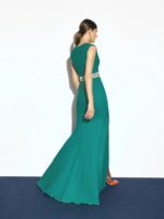 Abito a sirena verde Pronovias The Party Edit con spalline scollo a V cintura in cristalli e coralli con spacco sul davanti - immagine 2