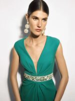 Abito a sirena verde Pronovias The Party Edit con spalline scollo a V cintura in cristalli e coralli con spacco sul davanti - immagine 3