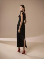 Abito a tubino nero Nicole Moments in raso monospalla con fiocco su una sola spalla lungo sino alle caviglie con spacco dietro - immagine 2
