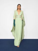 Abito verde The Party Edit Pronovias scollo a V con mantellina sino ai piedi maniche a tre quarti taglio a sirena