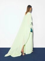 Abito verde The Party Edit Pronovias scollo a V con mantellina sino ai piedi maniche a tre quarti taglio a sirena - immagine 2