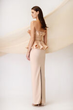 Completo gonna e top Maestri Haute Couture beige con top a spalle scoperte e fiocco davanti gonna a tubino spacco dietro con stola - immagine 2