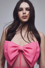Abito Allure Evening rosa bustino trasparente steccato con fiocco decorativo seno bolero a maniche lunghe compreso a tubino - immagine 3
