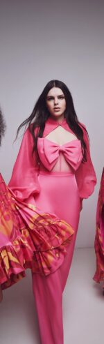 Abito Allure Evening rosa bustino trasparente steccato con fiocco decorativo seno bolero a maniche lunghe compreso a tubino
