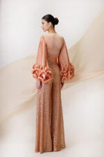 Maestri Haute Couture due pezzi pantalone largo completamente fatto di paillette casacca colore pesca maniche lunghe arricchiate ai polsi allacciatura kimono - immagine 2