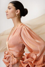 Maestri Haute Couture due pezzi pantalone largo completamente fatto di paillette casacca colore pesca maniche lunghe arricchiate ai polsi allacciatura kimono - immagine 3