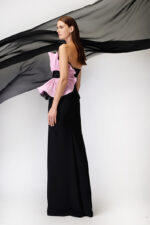 Completo donna composto da gonna lunga e top Maestri Haute Couture a spalle scoperte nero di base con fiocco rigido decorativo rosa - immagine 2