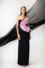 Completo donna composto da gonna lunga e top Maestri Haute Couture a spalle scoperte nero di base con fiocco rigido decorativo rosa
