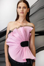 Completo donna composto da gonna lunga e top Maestri Haute Couture a spalle scoperte nero di base con fiocco rigido decorativo rosa - immagine 3