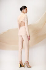 Completo donna Maestri Haute Couture composto da giacca e pantalone beige con schiena scoperta fiocco a chiusura - immagine 2