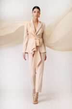 Completo donna Maestri Haute Couture composto da giacca e pantalone beige con schiena scoperta fiocco a chiusura