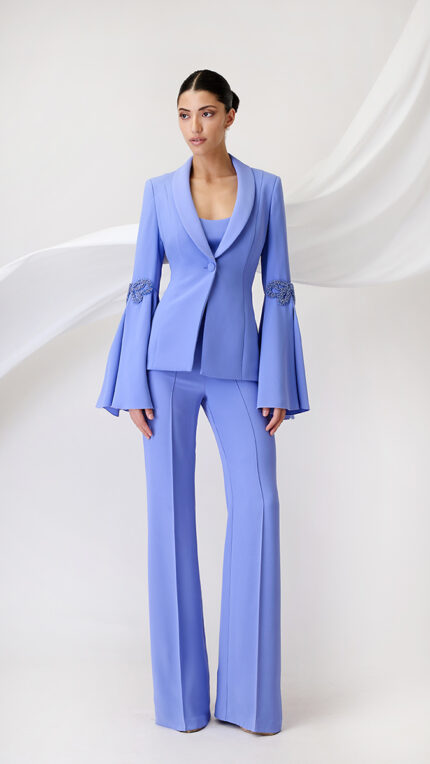 Abito Maestri Haute Couture smoking donna con pantalone largo giacca collo sciallato manica a campana decorazioni corallini