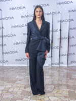 Completo donna Maestri Haute Couture composto da giacca e pantalone beige con schiena scoperta fiocco a chiusura - immagine 4