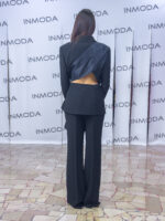 Completo donna Maestri Haute Couture composto da giacca e pantalone beige con schiena scoperta fiocco a chiusura - immagine 5