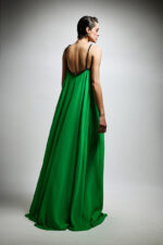 Abito verde Twins Fantasy con stola di 2 metri abito lucido che scende morbido con decorazioni nere al seno e spalline semplici sottili - immagine 2