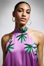 Abito morbido Twins Fantasy in fantasia sul viola con stampa scollo americano con nodo dietro spalle scoperte e colletto avanti - immagine 3