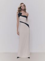 Abito The Party Collection Pronovias beige e nero almond modello morbido con riporti in paillette con una sola spallina e fiore decorativo seno