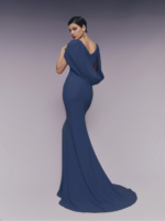 Pronovias The Party Collection abito con coda a strascico blu navy modello a sirena semplice aderente con scollo a V con fascia che scende da spalla a spalla - immagine 2