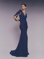 Pronovias The Party Collection abito con coda a strascico blu navy modello a sirena semplice aderente con scollo a V con fascia che scende da spalla a spalla