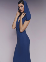 Pronovias The Party Collection abito con coda a strascico blu navy modello a sirena semplice aderente con scollo a V con fascia che scende da spalla a spalla - immagine 3