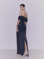 Abito blu a disegno ad onde trasparente sulle gambe Pronovias The Party Collection scollo omerale fermo da un alto e morbido dall'altro - immagine 2