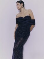 Abito blu a disegno ad onde trasparente sulle gambe Pronovias The Party Collection scollo omerale fermo da un alto e morbido dall'altro - immagine 3