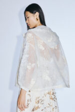 Giacca trasparente con chiusura zip color avorio Twins Fantasy decorata in pizzo a manica a tre quanti effetto bomber largo con cappuccio - immagine 2