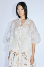 Giacca trasparente con chiusura zip color avorio Twins Fantasy decorata in pizzo a manica a tre quanti effetto bomber largo con cappuccio