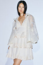 Giacca trasparente con chiusura zip color avorio Twins Fantasy decorata in pizzo a manica a tre quanti effetto bomber largo con cappuccio - immagine 3